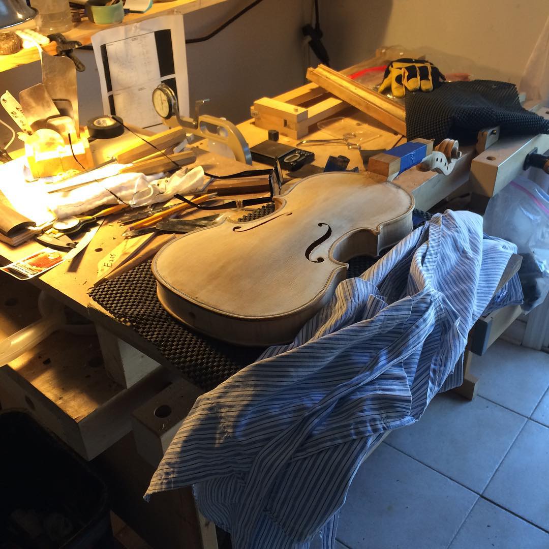 Happy day working in my violin shop🎻 The final cleanup on Ivan getting ready for the balsam ground